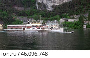 Теплоход плывет по озеру Гарда в город Рива дель Гарда. Италия. Май. The ship sails along Lake Garda to the city of Riva del Garda. Italy. May. Редакционное видео, видеограф Горшков Александр / Фотобанк Лори