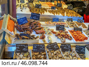 Counter with seafood, Trouville-sur-mer, France (2016 год). Стоковое фото, фотограф Boris Breytman / Фотобанк Лори