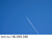 Инверсионный (конденсационный) след пассажирского самолета. Стоковое фото, фотограф Алексей Денисов / Фотобанк Лори