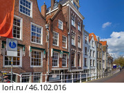 Сanal embankment in Delft, Netherlands (2016 год). Стоковое фото, фотограф Boris Breytman / Фотобанк Лори