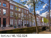 Сanal embankment in Delft, Netherlands (2016 год). Стоковое фото, фотограф Boris Breytman / Фотобанк Лори