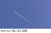 travel dream,Airplane flying high in blue sky, leaving white contrails. Aircraft soaring through clear atmosphere, trailing condensation. Jet traveling across open sky, forming vapor trail. Стоковое видео, видеограф Куликов Константин / Фотобанк Лори