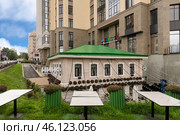Дом Клементьевой. Кафе в старом здании. Центральный район города Екатеринбурга вдоль набережной реки Исеть. Городской пейзаж, Екатеринбург (2024 год). Редакционное фото, фотограф Pukhov K / Фотобанк Лори