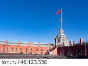 Внутренний двор Петропавловской крепости с развевающимся российским флагом "Гюйс" на башне. The courtyard of the Peter and Paul Fortress with the Russian flag "Huys" flying on the tower. (2011 год). Редакционное фото, фотограф Смирнова Светлана / Фотобанк Лори