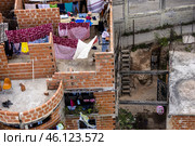 Недостроенные дома в трущобах (2023 год). Стоковое фото, фотограф Иван Соловьёв / Фотобанк Лори