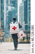 Paramedic walking in city street delivering medical supplies. Стоковое AI-видео, аниматор Юрий Поздников / Фотобанк Лори