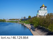 Набережная у Псковского кремля (2023 год). Редакционное фото, фотограф Анна Карасева / Фотобанк Лори