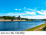 Город Псков. Река Великая. Стена Окольного города с Покровской (Проломной) башней на берегу реки (2016 год). Редакционное фото, фотограф Зобков Юрий / Фотобанк Лори