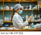 Медсестра готовит шприц к уколу. Стоковое AI-изображение, AI-художник Руслан Лесков / Фотобанк Лори