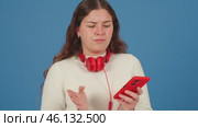 Confused Young Woman with Red Headphones Gesturing in Frustration. Стоковая анимация, аниматор Raquel Corcoles Mendez / Фотобанк Лори