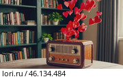 Vintage Radio Emitting Flowing Red Hearts in a Cozy Library. Стоковое видео, видеограф Данил Руденко / Фотобанк Лори