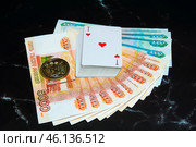 Колода карт червоный туз деньги пачка купюры 5000 рублей 1000 рублей много денег монета deck of cards banknotes rubles coin. Стоковое фото, фотограф Константин Козлов / Фотобанк Лори