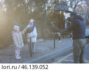 Уличный фотограф фотографирует девочек с птицами в городе Кисловодск 01/02/2025. Редакционное фото, фотограф Екатерина Малиева / Фотобанк Лори