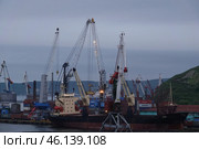 Судно "Диомид" на вечерней разгрузке. Владивостокский морской торговый порт (2022 год). Редакционное фото, фотограф Free Wind / Фотобанк Лори