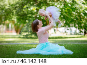 Young Mother in The Park Playing With Their Happy Baby Girl. Стоковое фото, фотограф Иван Карпов / Фотобанк Лори