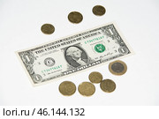 Доллар купюрой и монеты евро центы на белом фоне. Стоковое фото, фотограф Алексей Стратюк / Фотобанк Лори