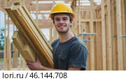 Construction Worker Young Man Carrying Wood Beam. Builder Working On Wooden House Frame. Wood built. Builder constructing roof structure. Carpenter building house construction. Heavy Labor. Industrial. Стоковое AI-видео, аниматор Марина Демидюк / Фотобанк Лори