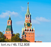 Спасская башня Московского Кремля. Полдень. Солнечный осенний день. Москва. Стоковое фото, фотограф E. O. / Фотобанк Лори