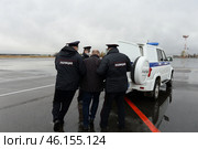 Полицейские выводят авиационного дебошира с борта самолёта (2020 год). Редакционное фото, фотограф Free Wind / Фотобанк Лори