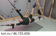 Determined athlete performing suspension training with wooden bar. Стоковое видео, видеограф Юрий Поздников / Фотобанк Лори