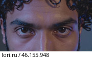 Expressive gaze of young man with curly hair. Стоковое видео, видеограф Данил Руденко / Фотобанк Лори