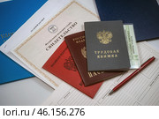 Документы для устройства на работу. Трудовая книжка, паспорт, военный билет, ручка и трудовой договор. Редакционное фото, фотограф Свитич Олег / Фотобанк Лори