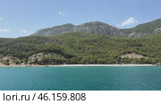 The waves of the sea gently crash against the rocky shoreline of the Turkish coast. Стоковое видео, видеограф Ирина Старикова / Фотобанк Лори