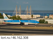 KLM Boeing 737-8K2 passenger plane taxi on runway in Humberto Delgado Airport in Lisbon (2023 год). Редакционное фото, фотограф Дмитрий Рухленко / Фотобанк Лори