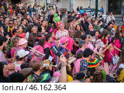 Carnival parade in streets of Lisbon by artistic collective Clandestine Colombina (2024 год). Редакционное фото, фотограф Дмитрий Рухленко / Фотобанк Лори