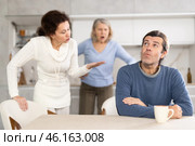 Elderly mother and woman during family quarrel accuse adult man. Стоковое фото, фотограф Яков Филимонов / Фотобанк Лори