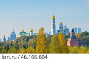 Вид на здание МИД и церкви Московского Кремля. Октябрь. Солнечный день. Москва. Россия. Редакционное фото, фотограф E. O. / Фотобанк Лори