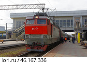 Российский (РЖД) электровоз чехословацкого производства ЧС4т-382 с составом пассажирского поезда белорусского (БЧ) формирования №104 "Брест - Новосибирск", станция Минск-Пассажирский, Беларусь (2020 год). Редакционное фото, фотограф Алексей Иванов / Фотобанк Лори