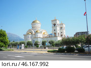Bar, Montenegro 07.20.24: The Church of St. Jovan Vladimir is a Serbian Orthodox Church, located in the city center, near the coastline. A majestic snow-white building with gilded domes and bells. (2024 год). Редакционное фото, фотограф Юлия Петровская / Фотобанк Лори