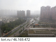 Ливень на городских улицах города Ухань, Китай (2024 год). Редакционное фото, фотограф Кекяляйнен Андрей / Фотобанк Лори