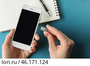 Woman inserting sim card into mobile phone, closeup. Стоковое фото, фотограф Pixel_shot / Фотобанк Лори