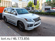 Luxury white Lexus LX car in the center of Damascus. Редакционное фото, фотограф Евгений Ткачёв / Фотобанк Лори