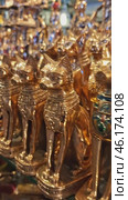 Golden figurines of cats sphinxes standing in a souvenir shop. Стоковое видео, видеограф Zakharova Natasha / Фотобанк Лори