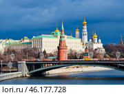 Большой Кремлёвский дворец, башни и церкви московского Кремля. Зимний день. Черные тучи. Москва. Россия. Редакционное фото, фотограф E. O. / Фотобанк Лори