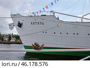 Хомлин "морячок Витёк" на фоне корабля "Витязь" в Музее мирового океана (2023 год). Редакционное фото, фотограф Ольга Дмитренко / Фотобанк Лори