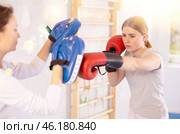 Teen girl in punch mitts boxing. Стоковое фото, фотограф Яков Филимонов / Фотобанк Лори