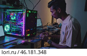 Technician managing cryptocurrency mining operation on powerful computer. Стоковое видео, видеограф Данил Руденко / Фотобанк Лори