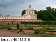 View of the side West Pavilion (Church Pavilion) of the Great (Menshikov) Palace in the Oranienbaum Palace and Park Ensemble on a sunny summer day, Lomonosov, Saint Petersburg, Russia. Стоковое фото, фотограф Ula Ulachka / Фотобанк Лори