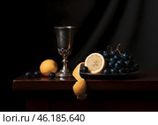 Натюрморт в старинном голландском стиле с серебряным кубком, лимоном и виноградом на столе. Стоковое AI-изображение, AI-художник Сергей Никифоров-Гордеев / Фотобанк Лори