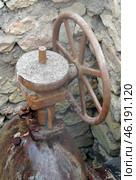 Наземная укладка магистрального водовода водопроводной сети. Water supply system and old gate valves. Стоковое фото, фотограф Татьяна Д / Фотобанк Лори