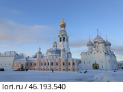 Храмы древнего Вологодского кремля - Воскресенский кафедральный собор, Собор Софии Премудрости морозным зимним утром. По голубому небу над куполами плывут бело-серые облака. Стоковое фото, фотограф Irina Solonina / Фотобанк Лори