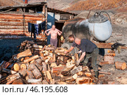 Дрова для бани в лагере старателей ( золотодобытчиков ), в горной местности. Восточная Сибирь, Якутия, Оймяконский район. (2009 год). Редакционное фото, фотограф Павел Просянов / Фотобанк Лори