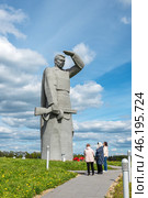 Скульптура "Впередсмотрящий, или дозорный" Мемориал "Героям-панфиловцам". Московская область, Волоколамский район, Дубосеково. (2024 год). Редакционное фото, фотограф Лариса Гордеева / Фотобанк Лори