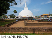 Вид на древнюю дагобу Ruwanweli Maha Seya солнечным днем. Анурадхапура, Шри-Ланка (2020 год). Редакционное фото, фотограф Виктор Карасев / Фотобанк Лори