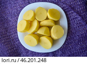 Очищенные и нарезанные клубни картофеля "Гала" демонстрируют мякоть насыщенного желтого цвета. Стоковое фото, фотограф Наталья Романюк / Фотобанк Лори