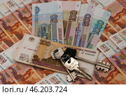Денежный фон из пятитысячных купюр, купюры 50, 100, 500 и 1000 рублей, связка ключей / A money pool of five thousand banknotes, 50, 100, 500 and 1000 rubles, a bunch of keys (2024 год). Редакционное фото, фотограф Петроченко Мария Петровна / Фотобанк Лори